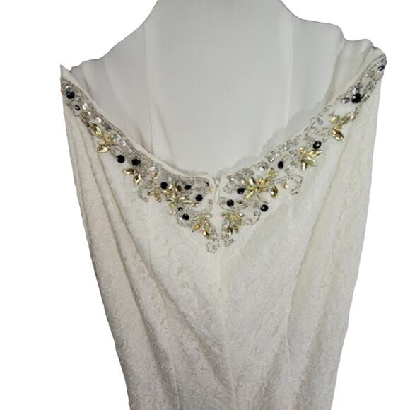 Gown- NWT- White Lace- Embroidered- Size 6 - Picture 3 of 10